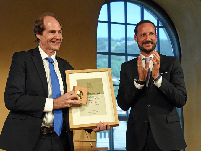Kronprins Haakon overrekte Holbergprisen for 2018 til den amerikanske juristen Cass R. Sunstein. Foto: Sven Gj. Gjeruldsen, Det Kongelege Hoffet